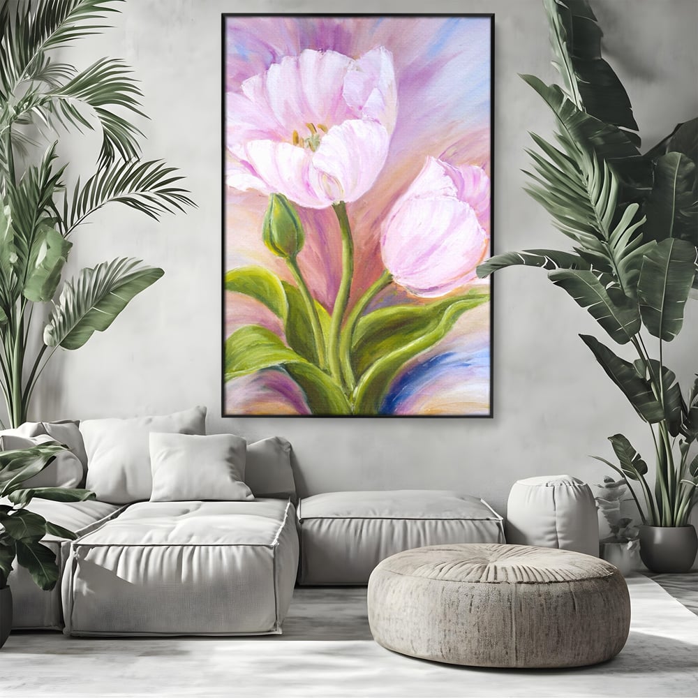 Tablou canvas cu tablou canvas cu lalele roz, in rama de aluminiu negru, pe perete intr-un living